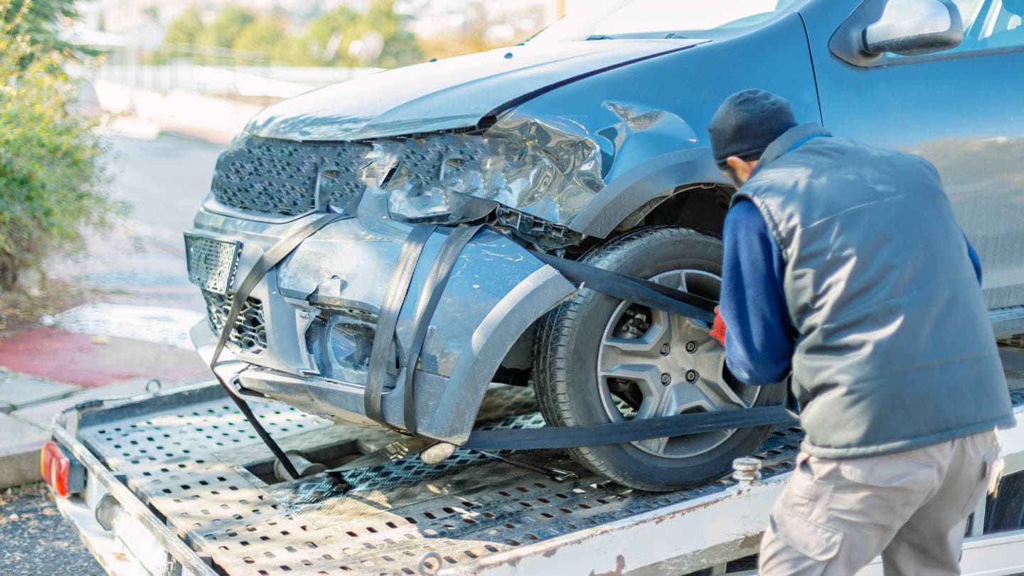 what you need to know before hiring a junk car removal service